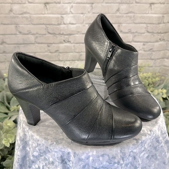Clark’s Bendables Black Leather Layered Side-Zip RoundToe Shootie Heels WMS 6M - Picture 1 of 11